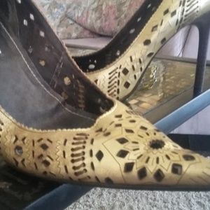 SM GOLD PUMPS